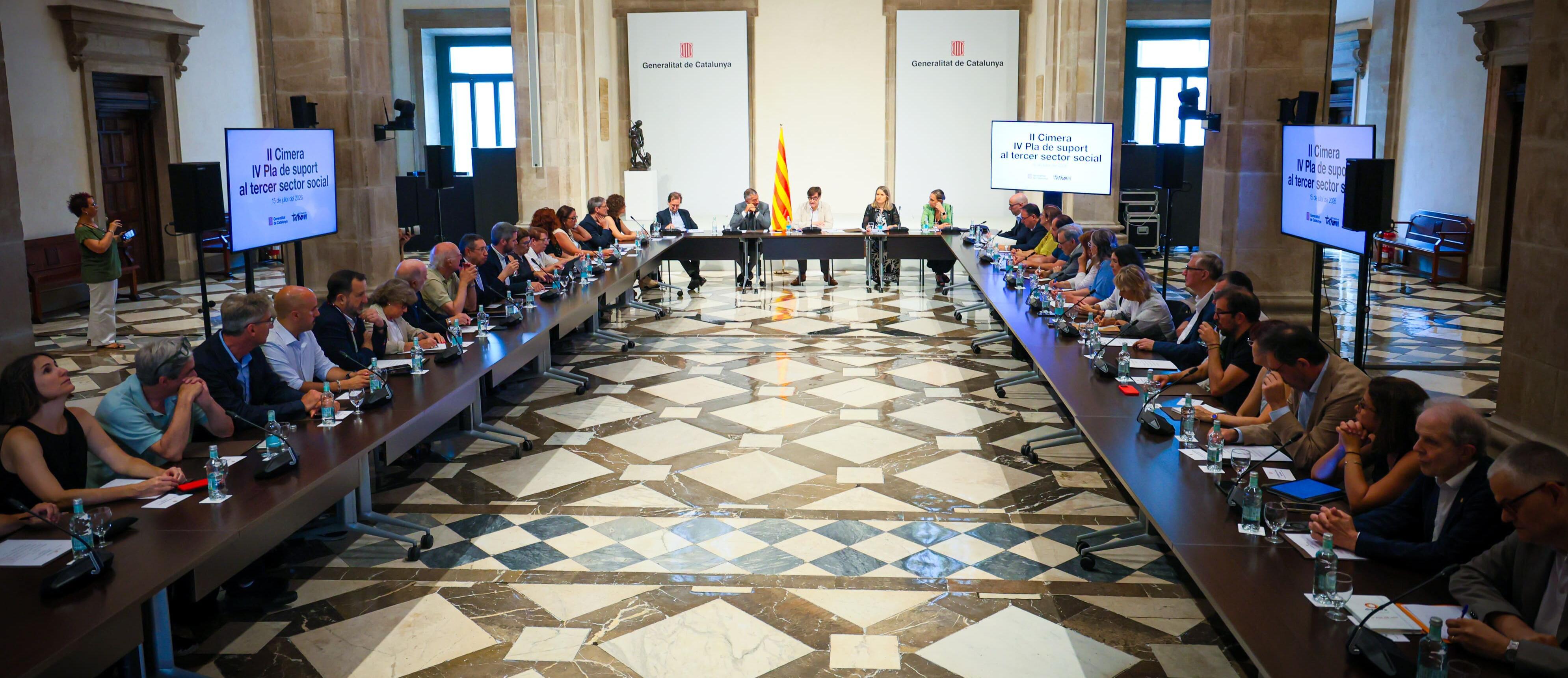 Imatge representants entitats socials i Govern a la sala Sant Jordi del Palau de la Generalitat