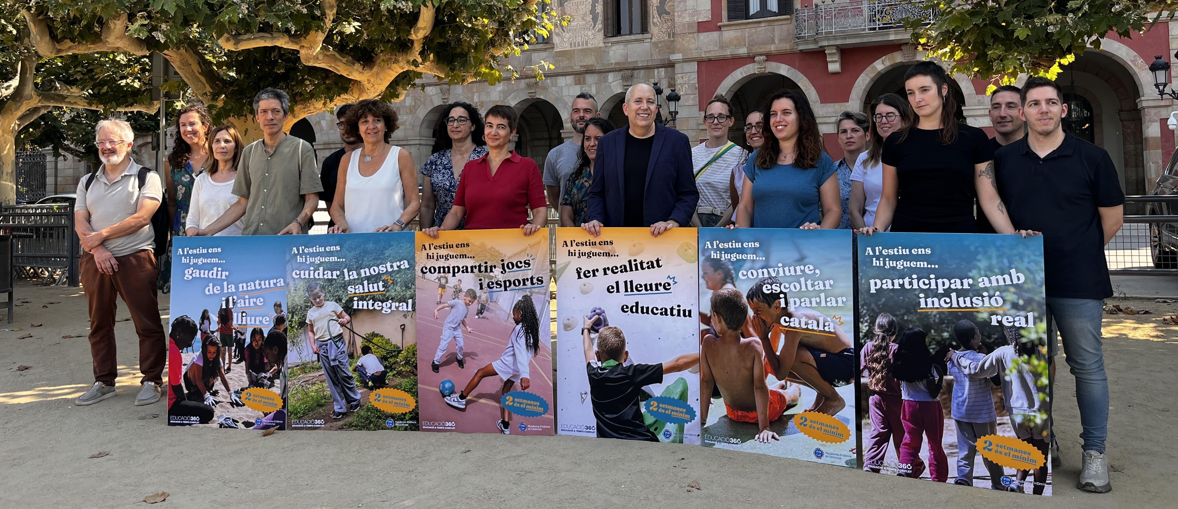 Una representació de les entitats impulsores del manifest 'A l'estiu ens hi juguem molt', davant del Parlament de Catalunya