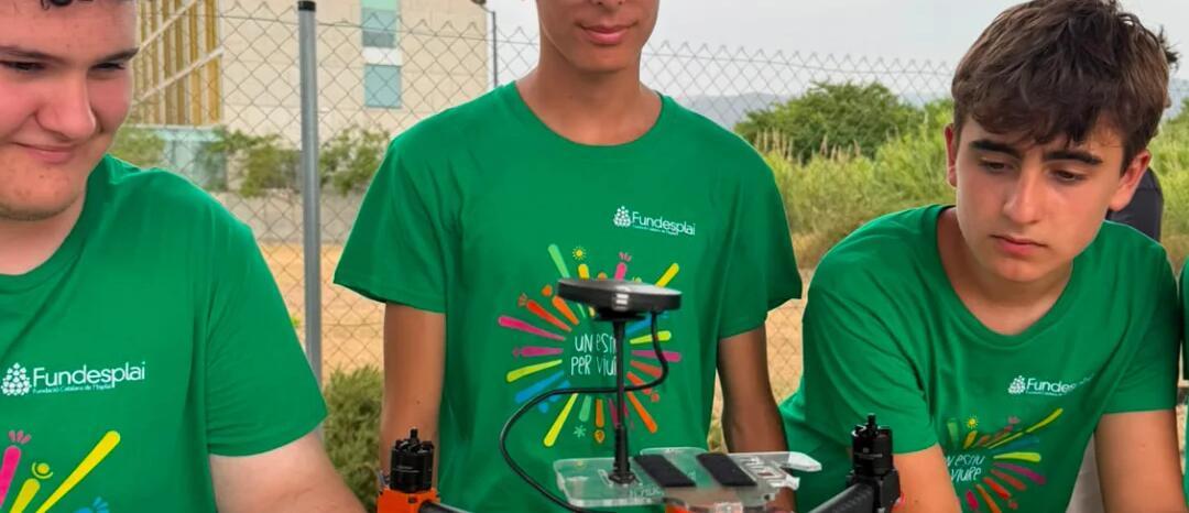 Joves al camp tecnològic de drons de Fundesplai