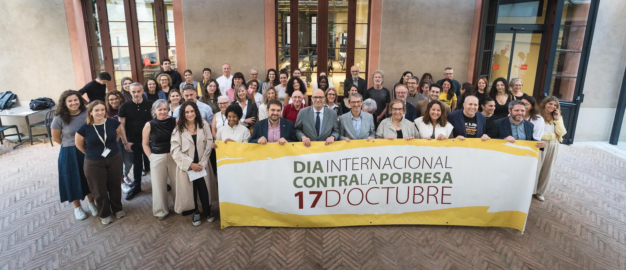 Imatge grupal del Dia Internacional Contra la Pobresa en motiu del Debat Catalunya Social 2026