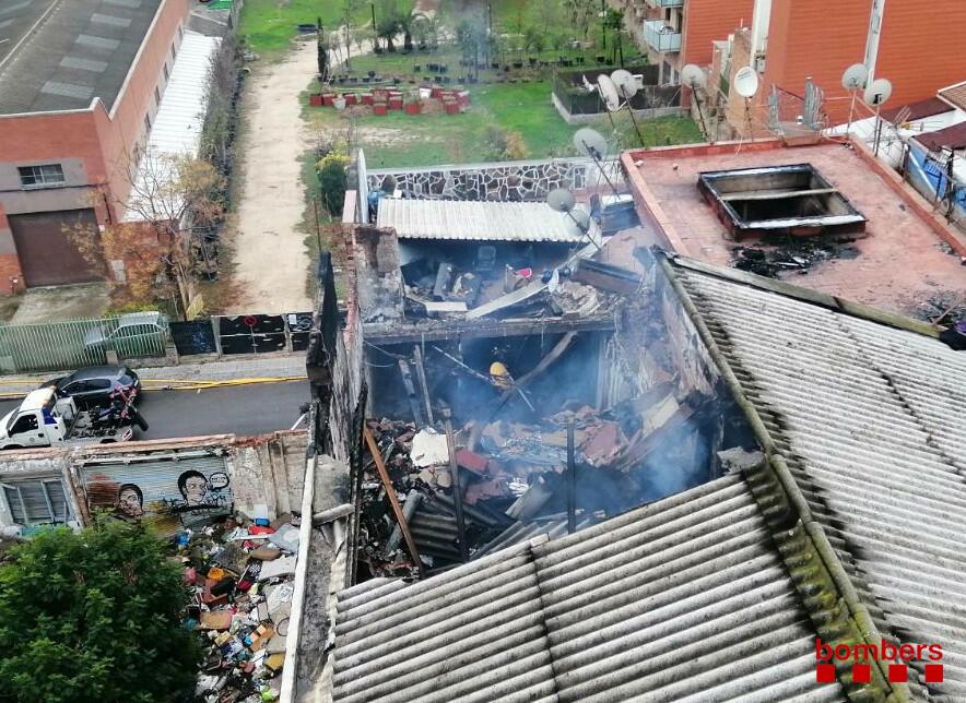 Imatge de Bombers de la Generalitat sobre la nau industrial incendiada a Badalona