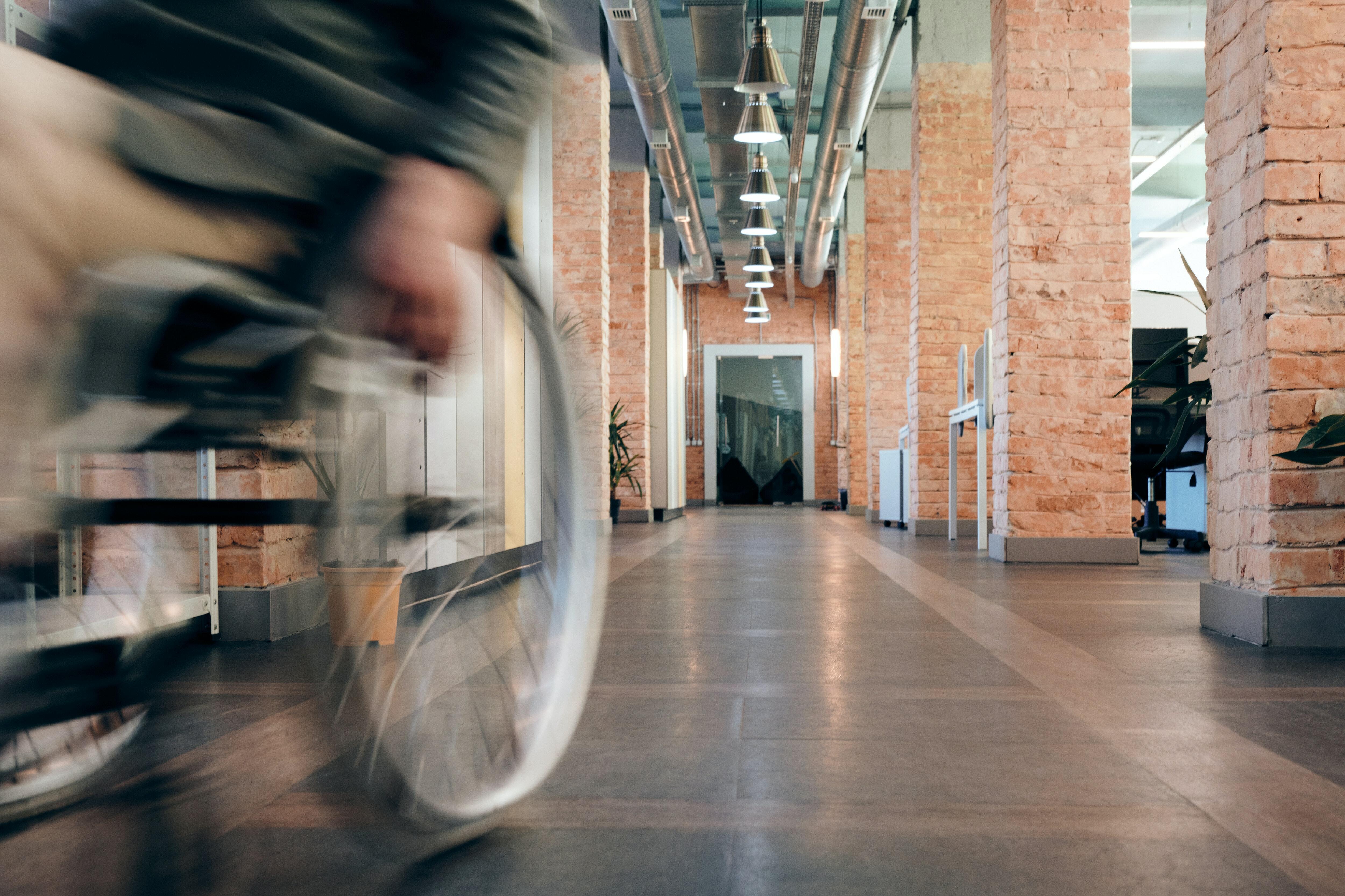 Persona utilitza una cadira de rodes en un passadís que acaba en un punt de fuga molt pronunciat per efecte de la perspectiva fotogràfica.