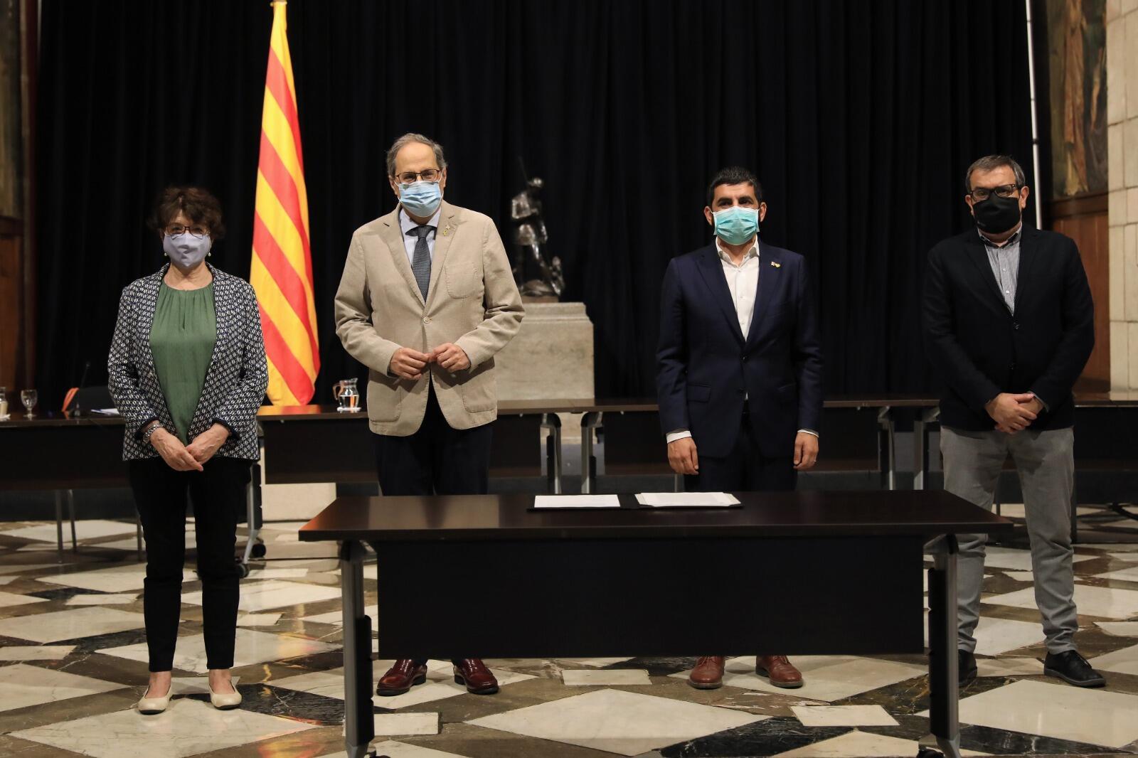 fotografia conjunta Francina Alsina, Quim Torra, Chakir el Homrani i Joan Segarra per l'acord per una Catalunya Social