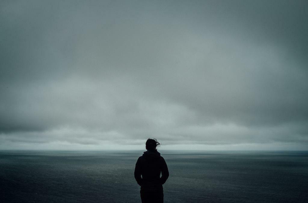 Imatge persona sola davant el mar