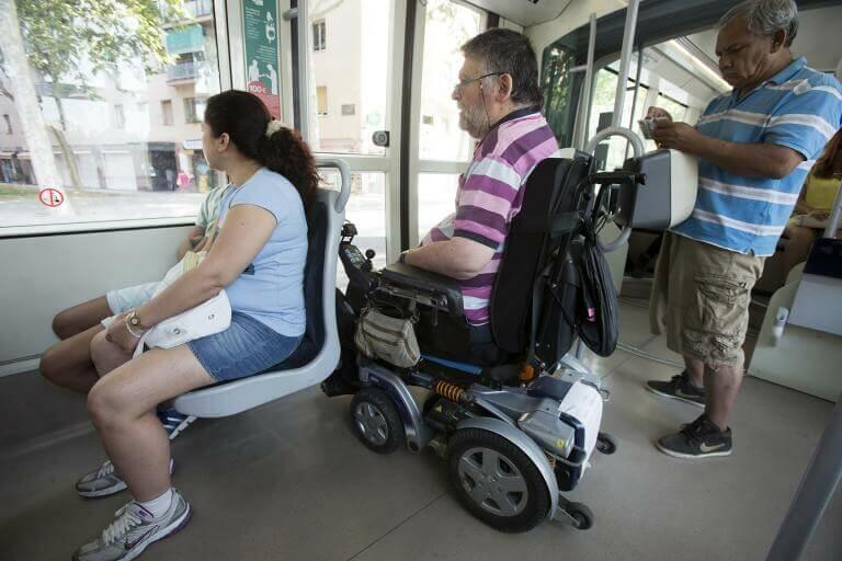 Imatge persona amb discapacitat física en un autobús