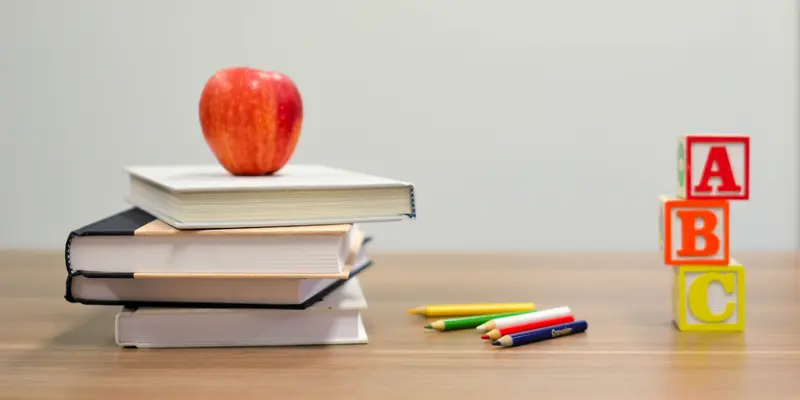 Imatge taula amb llibres i joguines