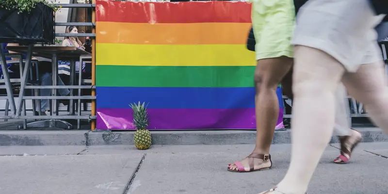 Imatge bandera LGBTIQ+ penjada al carrer
