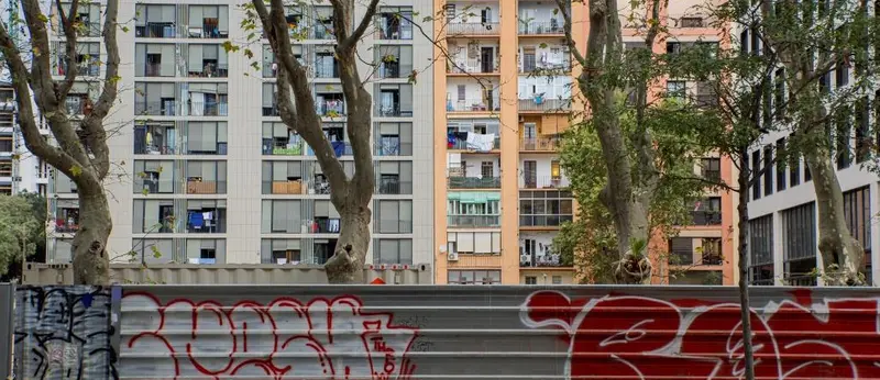 Imatge tanca d'obres amb edificis al darrere