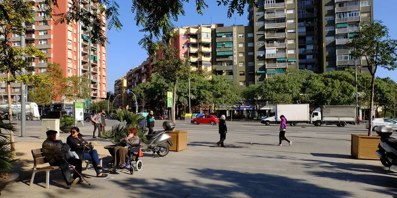 Imatge de l'avinguda meridiana amb ciutadans i ciutadanes