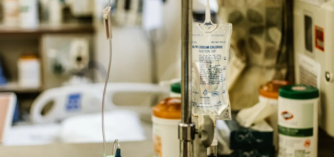 Imatge d'un degotador amb clorur de sodi en un ambient medicallitzat.