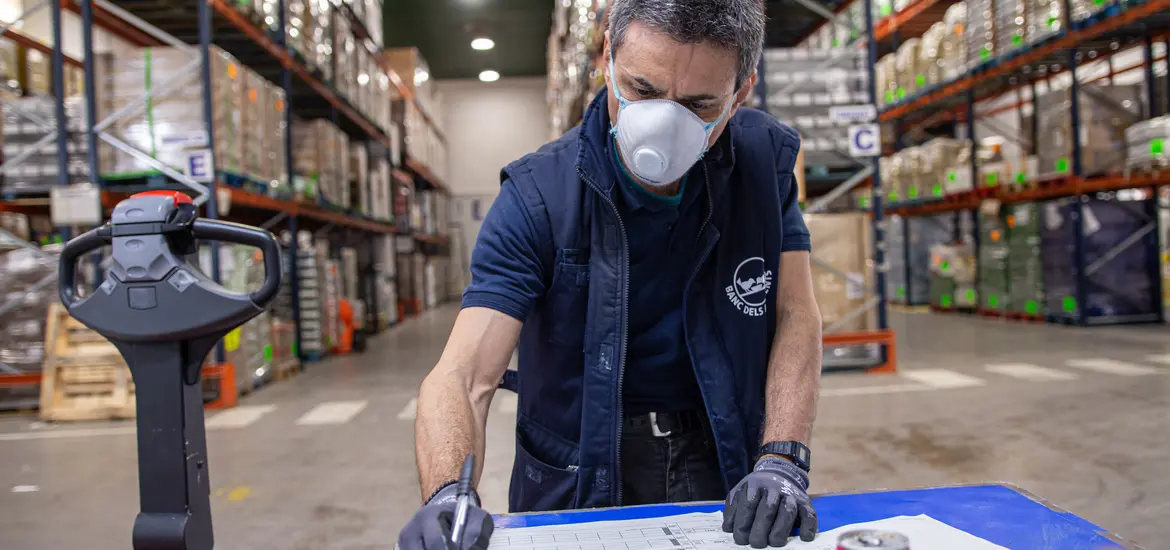 imatge d'una persona treballant en el banc dels aliments