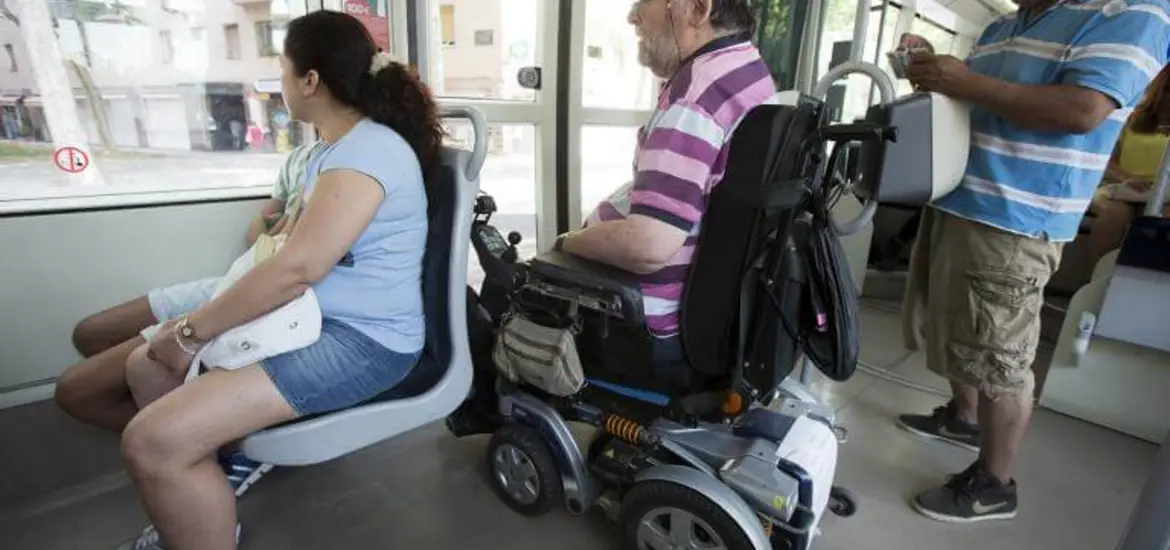 Imatge persones en cadira de rodes dins d'un autobús